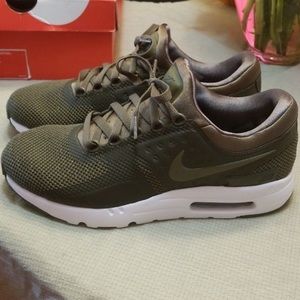 Nike Women’s Airmax Essential Olive Green